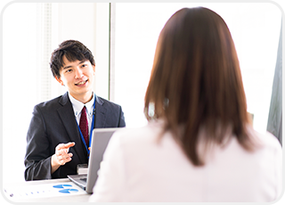 学校や塾との保護者面談のイメージ　子どもの成績が良くて喜ぶ親　進路や塾の相談のイメージ広角