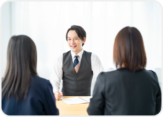 塾の講師と面談をする生徒と保護者