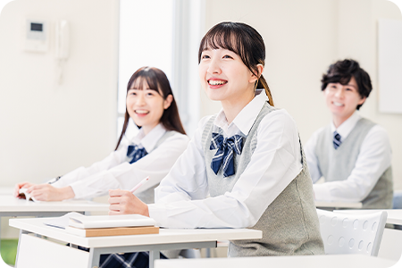 教室で授業を受ける学生