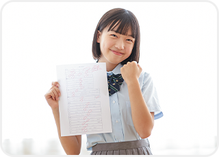 満点のテストを持った女の子