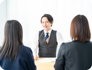 先生と進路相談をする女の子とお母さん