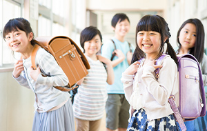 ランドセルを背負った小学生