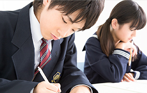 塾で勉強する中学生